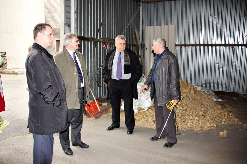 Viesim Fjodoram Jegorovam (no kreisās) Saulaini izrādīja Rundāles novada vadītājs Aivars Okmanis, profesionālās vidusskolas direktors Jānis Beķeris un katlumājas speciālists Anatolijs Afanasjevs. 
Autors: Kristīne Kociņa