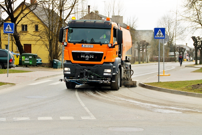 Speciāli aprīkota automašīna, kas mazgā ielas un savāc putekļus un smilts ar jaudīgu vakuumsūkni, mehanizēti kopj ielas.
Autors: Uldis Varnevičs