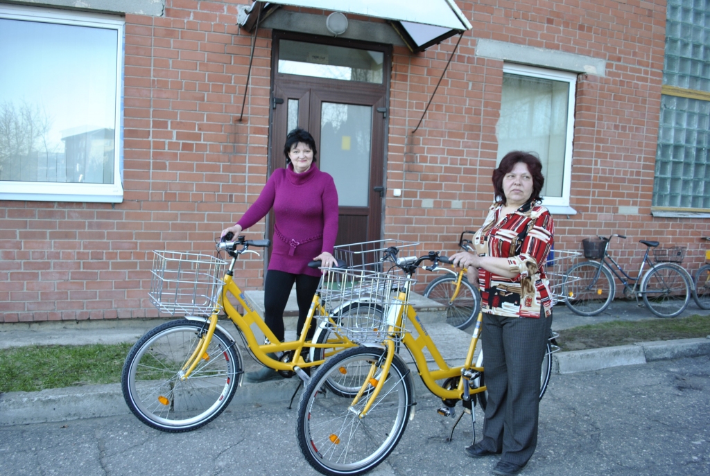 Pastnieces Inga Vagale un Biruta Ručkanova iemēģina jaunos velosipēdus. 
Autors: Māris Krūmiņš