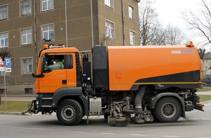 Speciāli aprīkota automašīna, kas mazgā ielas un savāc putekļus un smilts ar jaudīgu vakuumsūkni, mehanizēti kopj ielas.
Autors: Uldis Varnevičs