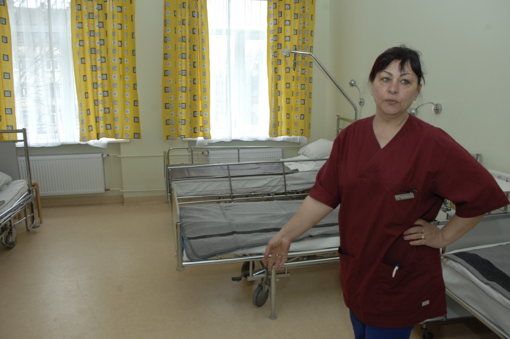 Virsmāsa Iveta Kārkliņa stāsta, ka pacientu ir daudz, bet gultas ir nepiemērotas. Tām ir dažādi defekti – daži nestrādā bremzes, nav regulējams gultas augstums un pieliekamas malas. 
Autors: Ivars Bogdanovs