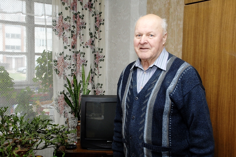 Augusts Žeikars joprojām aktīvi seko norisēm mūspuses četros novados, Latvijā un pasaulē. Viņš arī vienmēr piedalās vēlēšanās. 
Autors: Ivars Bogdanovs