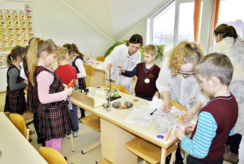 12.a klases skolēni palīdz pirmklasniekiem atklāt, no kā sastāv viņu iemīļotie našķi. 
