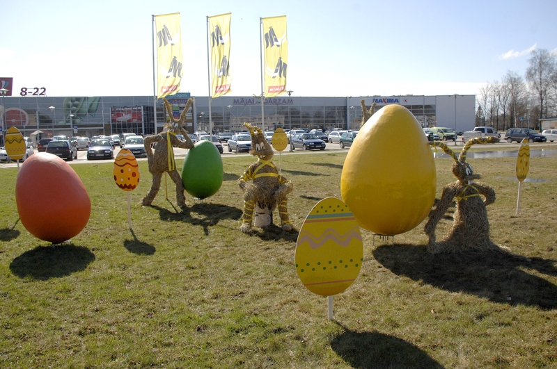 Spilgti sarkanas, salātu zaļas, safrāna dzeltenas, oranžas krāsas lielizmēra olas svētkos priecēs pilsētniekus un viesus. 
Autors: Ivars Bogdanovs