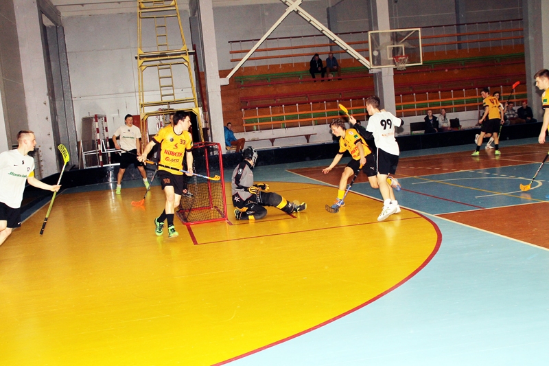 Rolands Kovaļevskis (99. numurs) gūst vārtus pēc Dināra Vaitaiša (no kreisās) piespēles no vārtu aizmugures. 
Autors: Foto – Uldis Varnevičs