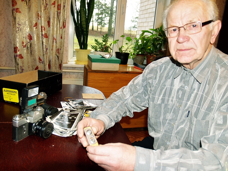 Slavenā «Minox» minikamera, ko Oļģerts Liepiņš mantojis no audžutēva, vēl arvien darbojas, tikai fotogrāfs nav atradis atbilstīgas filmiņas. 
Autors: Antra Ērgle