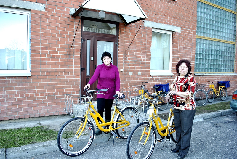 Bauskas pastnieces Inga Vagale un Biruta Ručkanova iemēģina jaunos velosipēdus.
Autors: Māris Krūmiņš