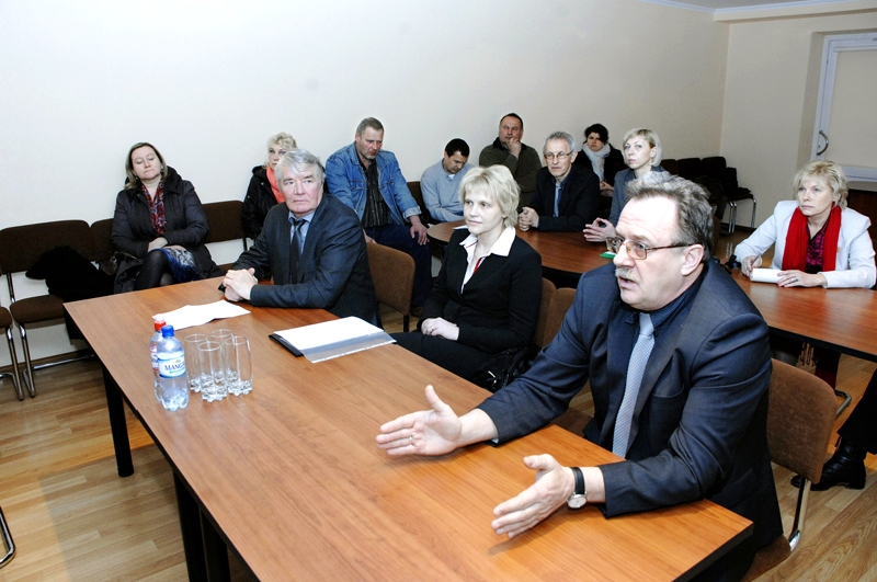 Novada pašvaldības pārstāvji Uldis Kolužs (no labās), Dace Šķiliņa, Viesturs Janševskis, Codes un Ceraukstes pagasta iedzīvotāji piekrita informēt ražotājus par nepatīkamā aromāta parādīšanos.
Autors: Ivars Bogdanovs