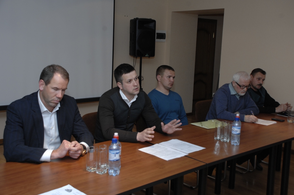 «Ja zināsim precīzi, kad smaka parādās, varēsim atrast cēloni un problēmu risināt,» solīja uzņēmuma valdes priekšsēdētājs Māris Adijāns (otrais no kreisās).
Autors: Ivars Bogdanovs