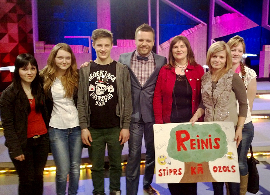 Brunavas pagasta Mežgaļu pamatskolas 9. klases audzēknis Reinis Ozols (trešais no kreisās) pēc ieraksta nofotografējies kopā ar spēles vadītāju Valteru Frīdenbergu, klases audzinātāju, mammu un atbalstītājiem. 

Autors: No albuma.