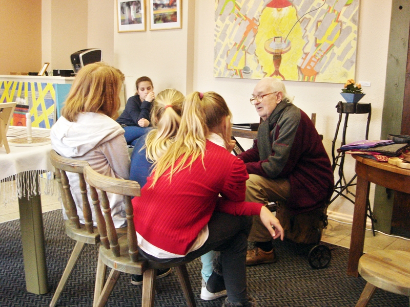 Mākslinieks Benno Tālivalds sarunā ar izstādes apmeklētājiem – Bauskas bērnu un jauniešu centra zīmēšanas pulciņa dalībniekiem.
Autors: Kristīne Selane