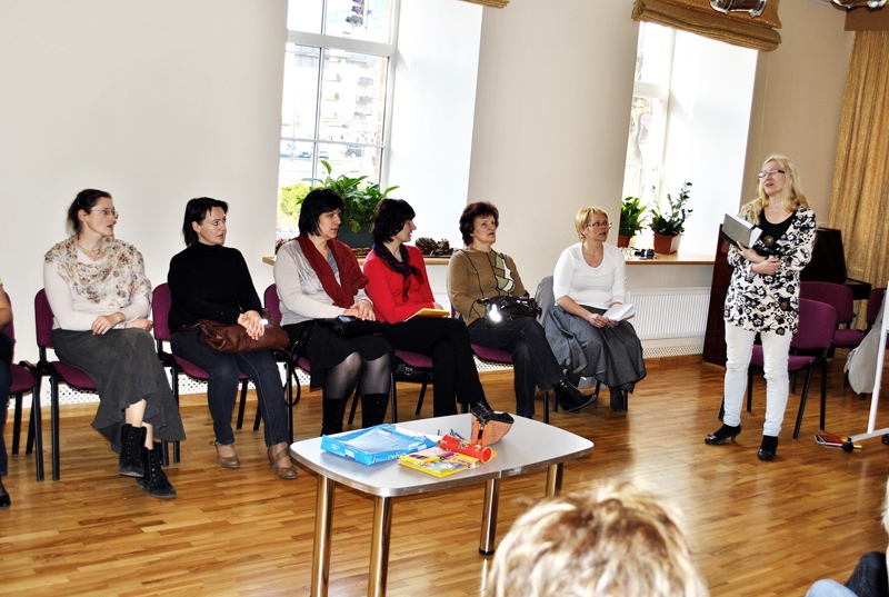 Stāstījumu par latviešu rakstiem Inese Krūmiņa ilustrēja ar kopīgi dziedātām tautasdziesmām.
Autors: Antra Ērgle