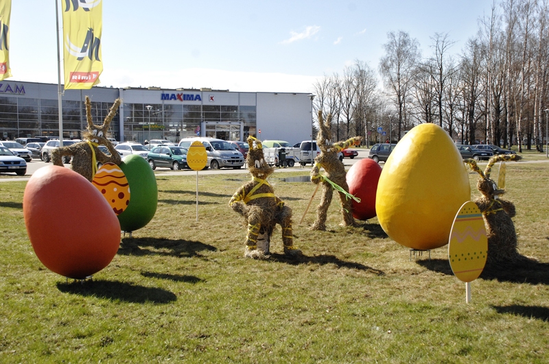 Svētku rotā. Spilgti sarkanas, salātzaļas, safrāna dzeltenas un oranžas lielizmēra olas priecē pilsētniekus un viesus.
Autors: Ivars Bogdanovs
