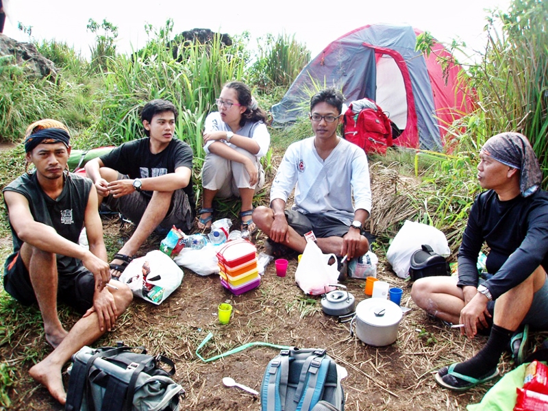 Indonēziešiem atelpas brīži ir bieži. Pārāk bieži. 
Autors: Foto – Kristaps Ābelnieks