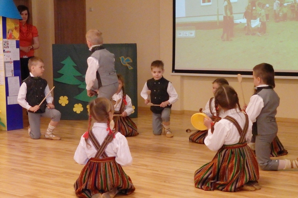 «Oranžās» grupas bērni sveic konferences dalībniekus ar «Putras danci».
Autors: no personiskā albuma