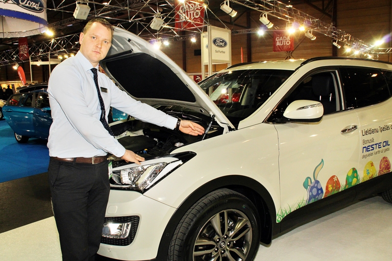 Uģis Dermanis rāda vietu, kur «Hyundai Santa Fe» atrodas speciāli motora pārsega savienojumi, kas palīdzētu sadursmē ar gājēju.
Autors: Foto – Uldis Varnevičs