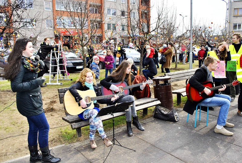 Pūpolsvētdienā Iecavā kociņu izdaiļošanu ar muzikālu priekšnesumu atbalstīja Betija Celitane (no kreisās), Laura Pastare, Džūlija Rodenkirhena un Dāvis Zāģers. 
Autors: Antra Ērgle