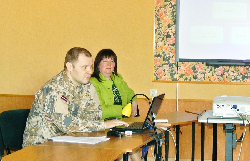 Skaistkalnes skolēni no Ditas Putnaērgles prezentācijas daudz uzzināja par karjeras veidošanu aizsardzības jomā. No kreisās – Dainis Laicāns.
Autors: no Skaistkalnes vidusskolas albuma