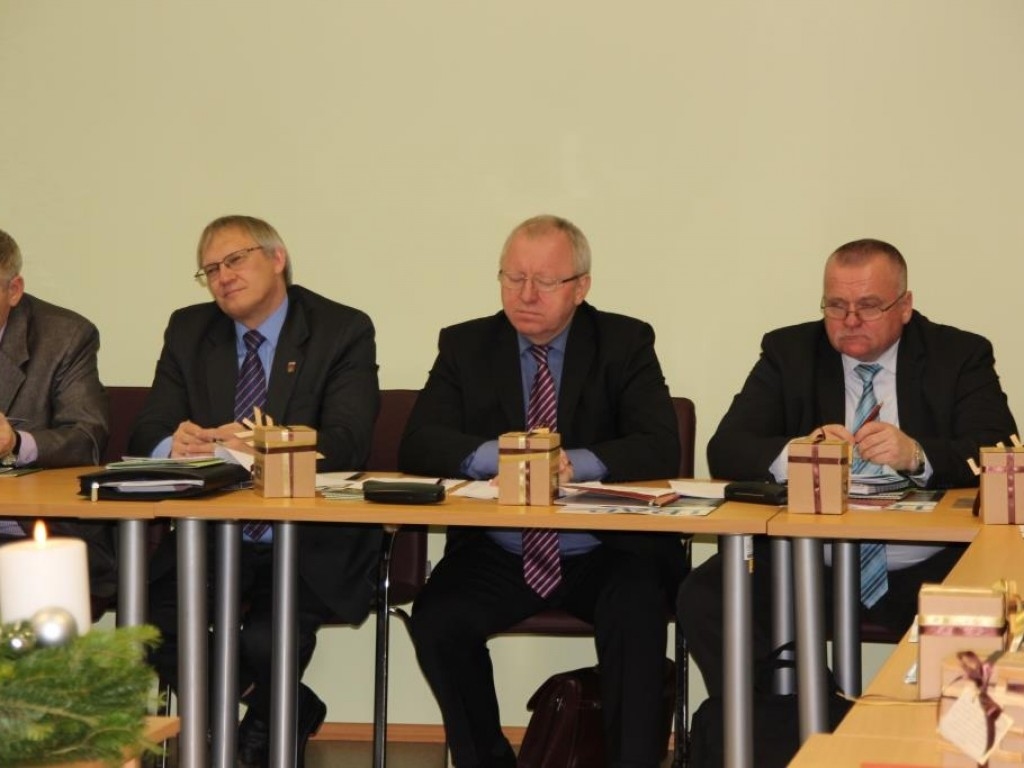 ZPR izpilddirektors Valdis Veips (pirmais no labās) ziņos par izstādes «Rīga Food 2014» organizēšanu un iespējām tajā piedalīties. Reģiona pārstāvis Sabiedriskā transporta padomē Aivars Okmanis (no kreisās) informēs par padomes sēdēs izskatītajiem jautājumiem.