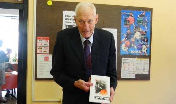 Leģendārais basketbolists Visvaldis Eglītis trešdien, 16. aprīlī, Bauskā prezentēs nule izdoto sportista atmiņu grāmatu.
Autors: lsm.lv