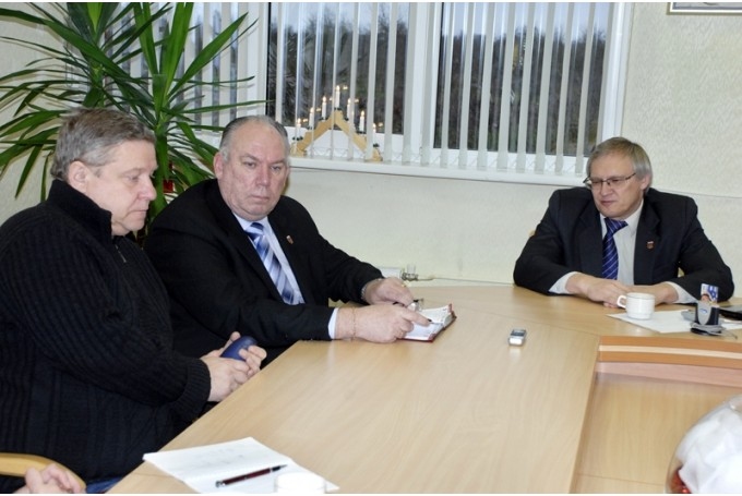 Rundāles novada pašvaldība pieļauj, ka ceļu blīvums Latvijā varētu būt mazāks, taču šie ceļi tiek lietoti, tāpēc loģiskāka būtu finansēšanas reforma, kas paredzētu, ka autoceļu uzturēšanas finansējums tiktu piesaistīts akcīzes nodoklim. Aivars Okmanis (no labās) skaidroja, ka Rundāles novadā ir tādi ceļu posmi, kuri ved uz pieciem līdz desmit īpašumiem. Iespējams, šādos gadījumos varētu runāt par ceļu nodošanu privātīpašumā, tomēr realitātē nāktos saskarties ar to, ka iedzīvotājiem nebūtu līdzekļu ceļu uzturēšanai.
Autors: No arhīva.