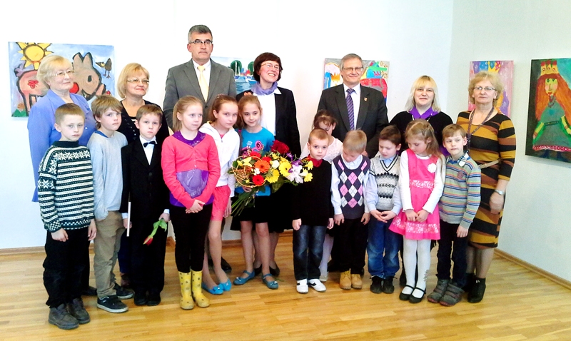 Pēc izstādes atklāšanas. Pirmajā rindā no kreisās – Kristaps Kristians Beitiņš, Rainers Šmits, Roberts Strupišs, Sanija Vainovska, Sanija Kimeiša, Paula Raiva Jutusa, Ritvars Ivanovs, Demija Bagņana, Leonards Nākmanis, Alekss Deivids Cipruss, Leila Lolita Rauda un Jānis Upenieks. Otrajā rindā no kreisās – Otrajā rindā no kreisās – Gunta Čonka, Baiba Šulce, Raitis Ābelnieks, Īra Rozentāle, Aivars Okmanis, Aina Bēķe un Gunta Novika.
Autors: Foto – Īra Rozentāle