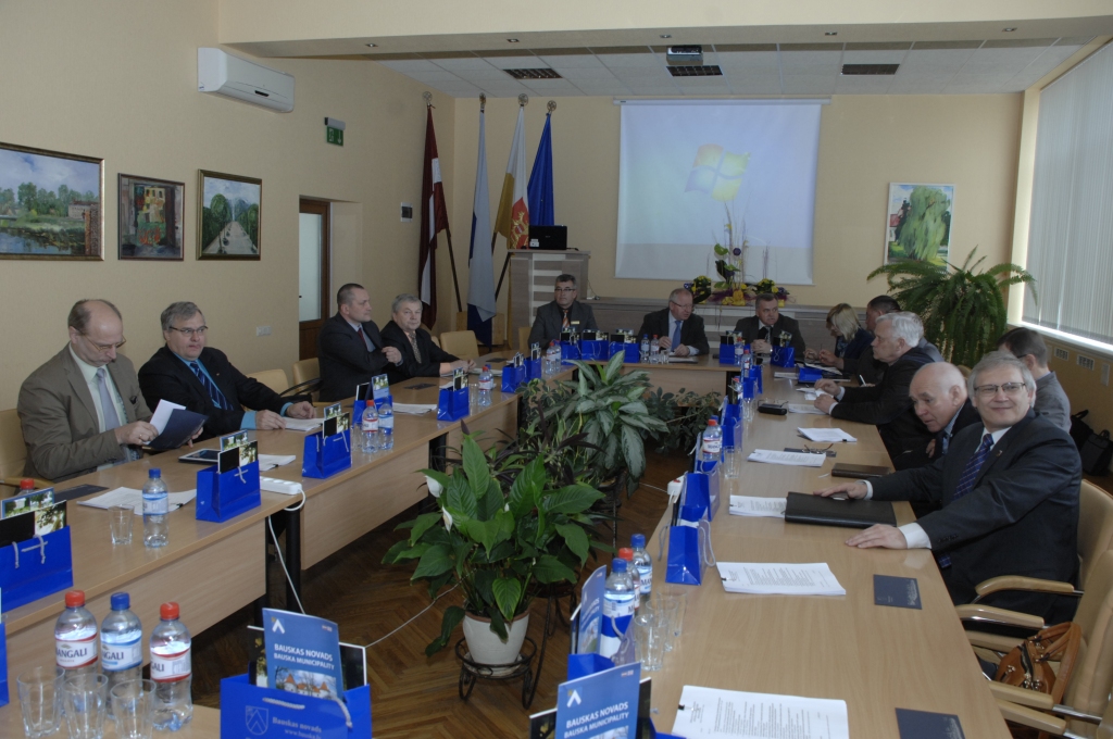 Pašvaldībām jāgatavojas konkursiem dažādu Eiropas Savienības līdzfinansētu projektu apguvei. Par to tika diskutēts Zemgales plānošanas reģiona (ZPR) Attīstības padomes kārtējā sēdē 15. aprīlī Bauskā. 
Autors: Ivars Bogdanovs