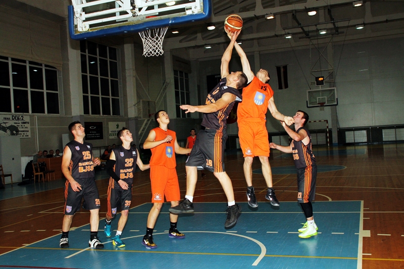 Ivars Zemītis (cīņā par bumbu) bija komandas līderis punktu gūšanā un cīņā par atlēcošajām bumbām. 
Autors: Uldis Varnevičs