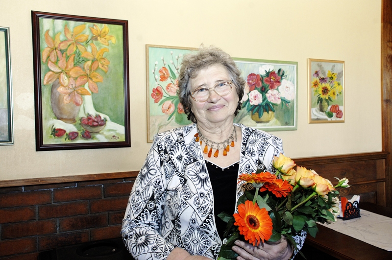 Aina Kļaviņa  savā 70 gadu jubilejā – Bauskas kafejnīcā «Čuguna roze» atklāja gleznu izstādi. 
Autors: Foto – Ivars Bogdanovs