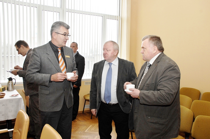 Zemgales plānošanas reģiona (ZPR) izpilddirektors Valdis Veips (no labās) aktualitātes pārrunā ar ZPR Attīstības padomes priekšsēdētāju Andreju Spridzānu un Bauskas novada domes priekšsēdētāju Raiti Ābelnieku.
Autors: Foto – Ivars Bogdanovs