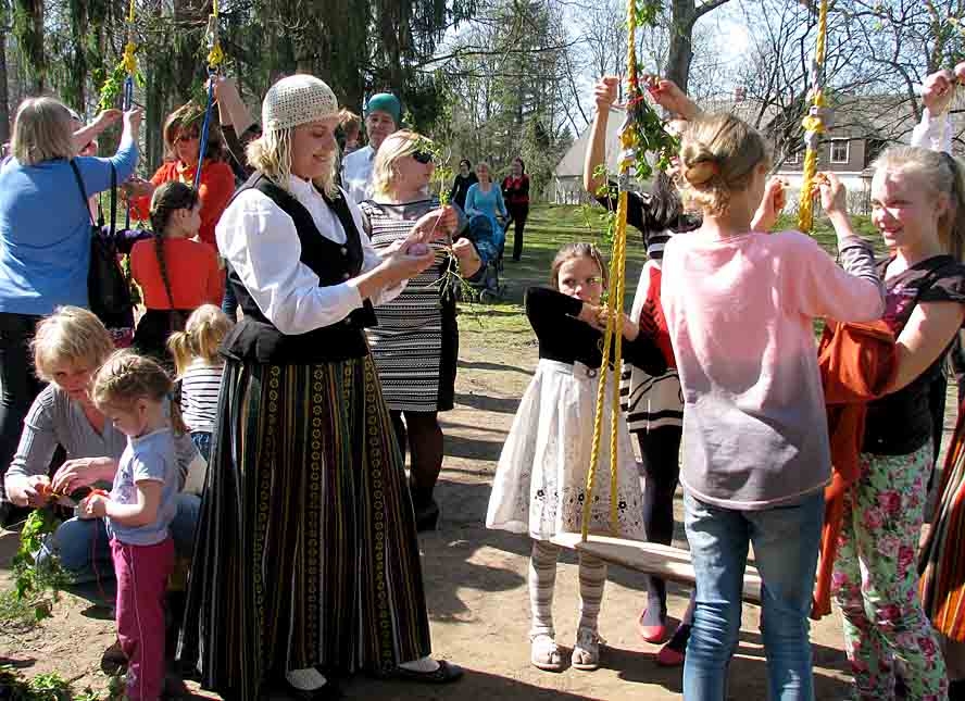 Brunavas pagasta Ērgļos pirms šūpošanās šūpoles tiek izrotātas.
Autors: Vilnis Auzāns