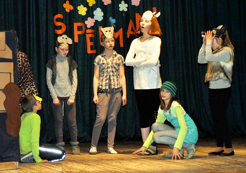 Mazzalves pamatskolas angļu drāmas grupa izrāde stāsta par kāpuriņu. 
Autors: Foto – Māris Krūmiņš