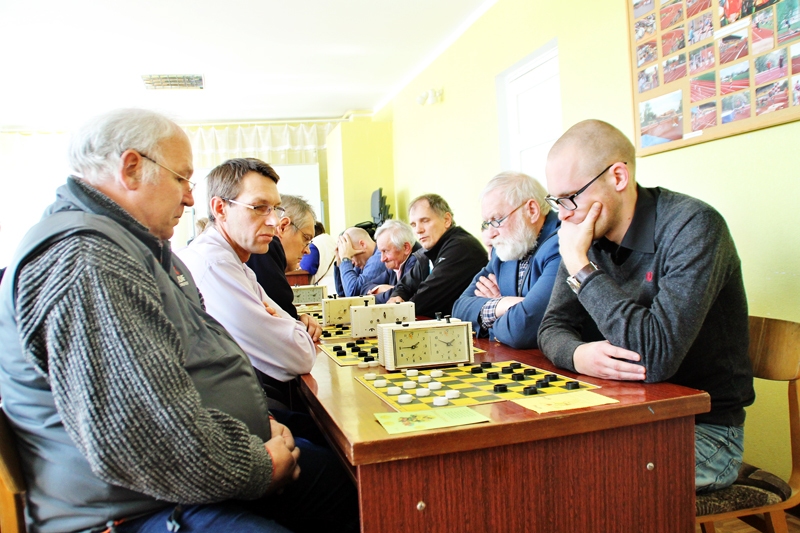 Labākie abos turnīros bija Zigmārs Rumbenieks (no kreisās) un Mārtiņš Junkurēns (pretī). Dueli vēro Jānis Štāls (otrais no kreisās).
Autors: Foto – Uldis Varnevičs