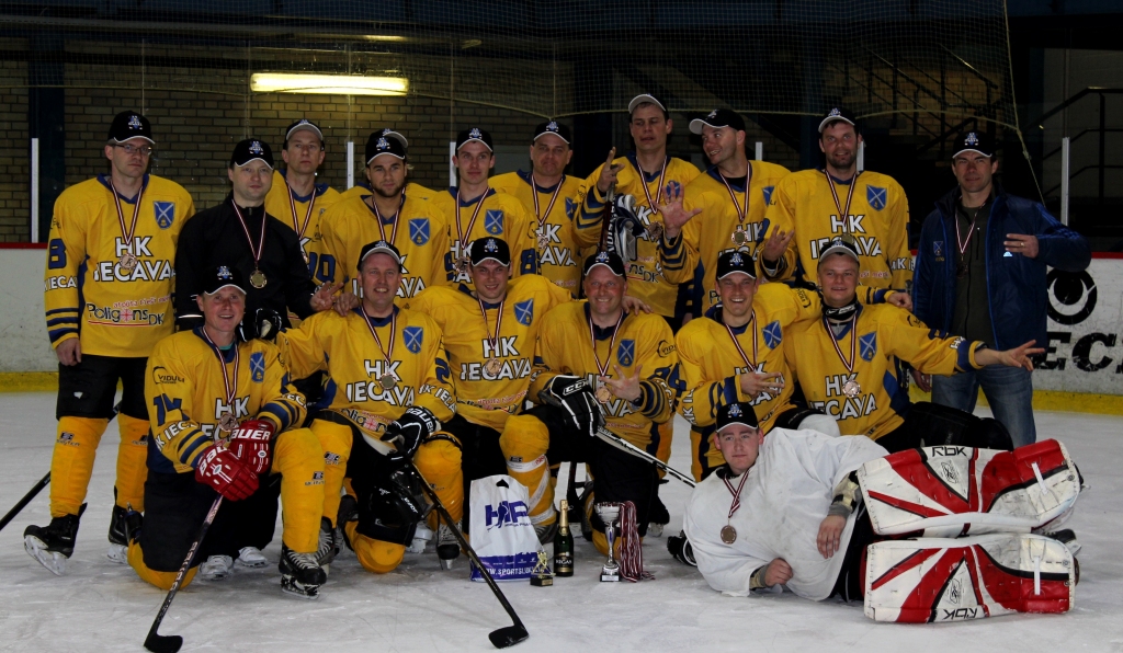 HK «Iecava» Pirmās līgas vienība pēc turnīra noslēguma spēles.
Autors: No kluba albuma.