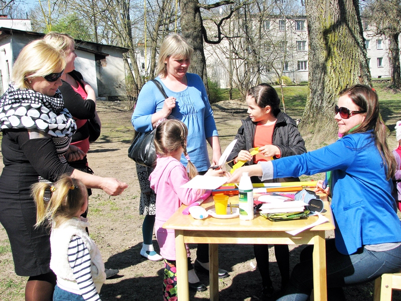 Daina Druseika (no labās) aicina mazos brunaviešus krāsot, zīmēt un līmēt.
Autors: Vilnis Auzāns