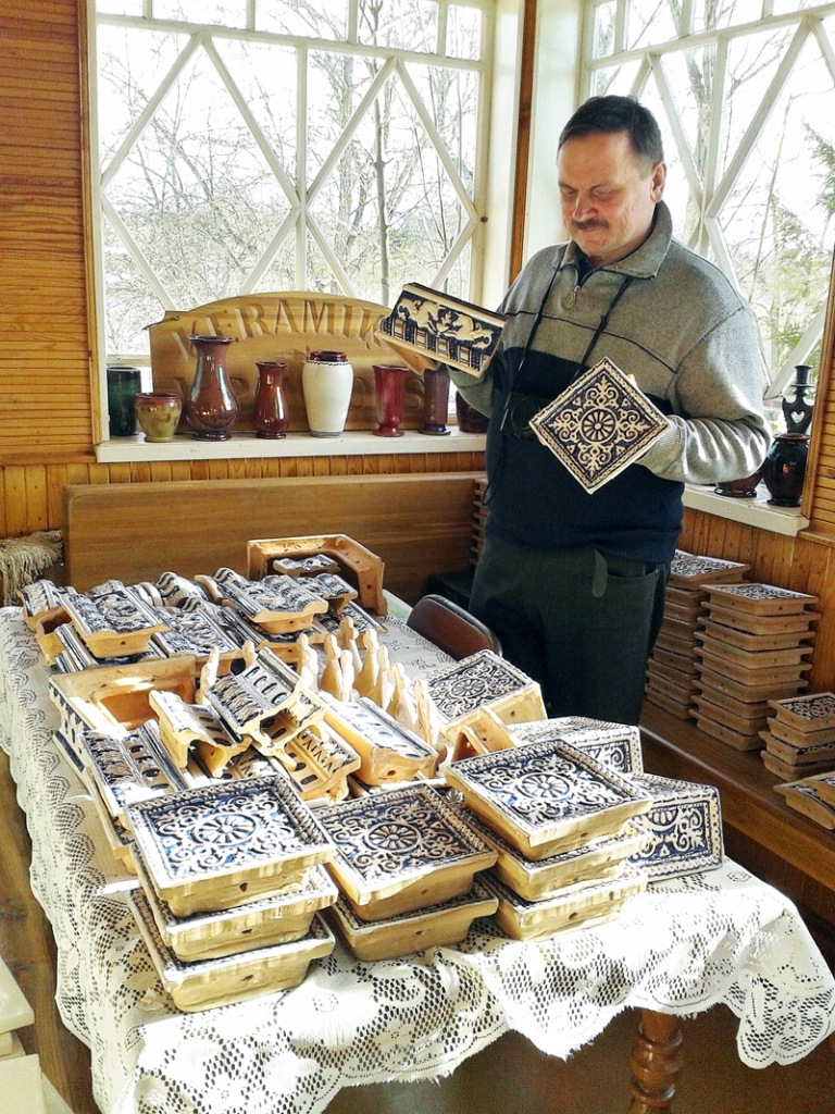 Keramiķis Viktors Pankovs savā darbnīcā ar Bauskas pils restaurētajiem krāsns podiņiem. 
Autors: EVIJA VASILEVSKA