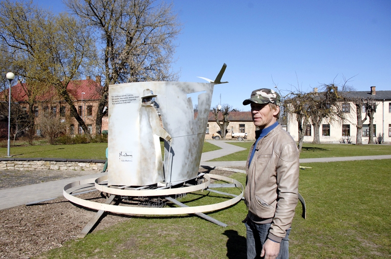 Tēlnieks Ģirts Burvis pie pieminekļa maketa Vilim Plūdonim Saules dārzā Bauskā.  
Autors: Foto – Ivars Bogdanovs