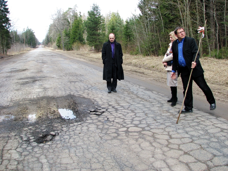 Ceļa Bārbele–Skaistkalne atjaunošana valsts programmā iekļauta tikai 2017. un 2018. gadā, lai gan jau pērn Saeimas deputāti un nozares speciālisti secināja – ceļš ir ļoti nolietojies. 
Autors: no «Bauskas Dzīves» arhīva