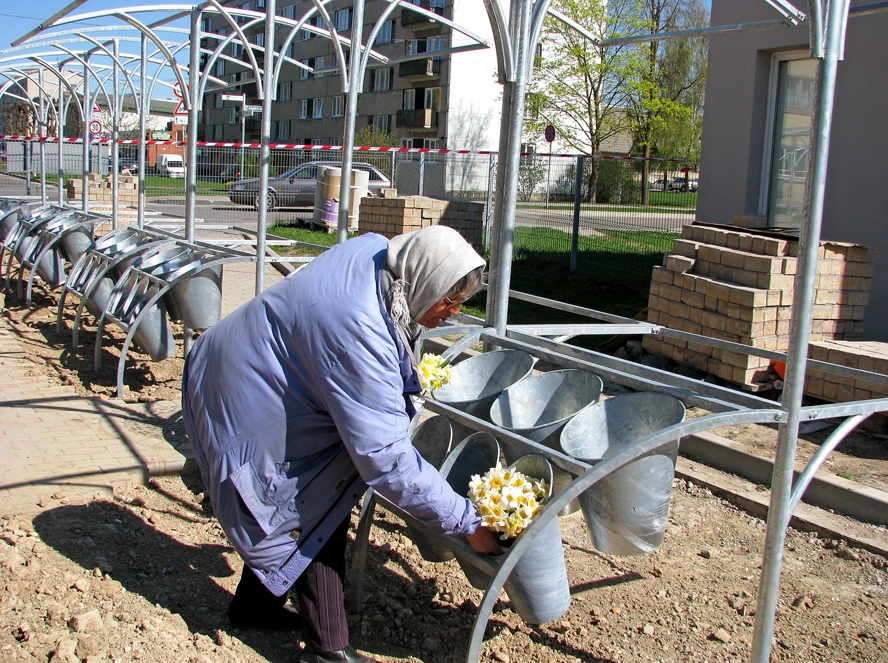 Jaunie tirdzniecības stendi jau daļēji uzstādīti, tos novērtē potenciālie tirgotāji. 
Autors: Ivars Bogdanovs
