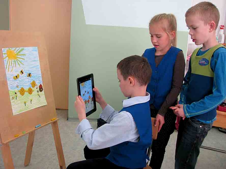 Animācijas filmiņu, izmantojot modernās tehnoloģijas, veido 2. c klases skolēni Mārtiņš Arkādijs Strazdiņš (no kreisās), Alise Niedre un Emīls Deņisovs. 
Autors: Vilnis Auzāns