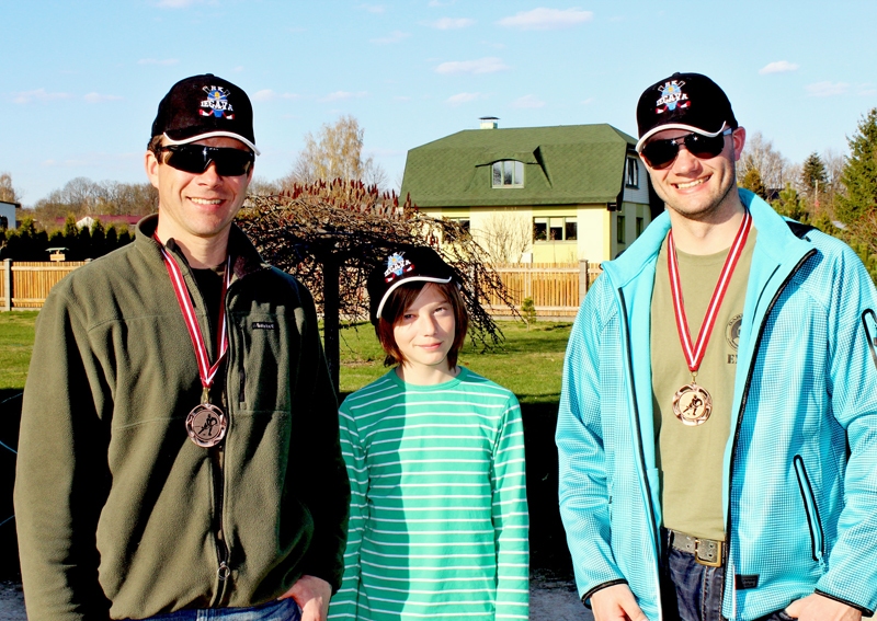 Mikus Zaumanis kā jaunākais HK «Iecava» logo konkursa dalībnieks saņem balvu no Daiņa Kravala un Riharda Šķeltiņa.
Autors: Foto no kluba albuma.