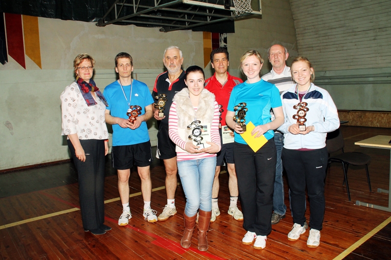 «Mēmele» kausu ieguvēji augstākajā līgā kopā ar sacīkšu organizatoriem Ingu Ūbeli (no kreisās) un Modri Indriksonu (otrais no labās).
Autors: Foto – Uldis Varnevičs