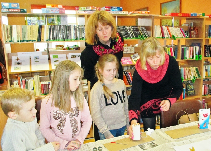 Rītausmu bibliotēkā Dina Gaile (no labās) aprīlī mācīja liet sveces no bišu vaska.
Autors: I. SIMSONE