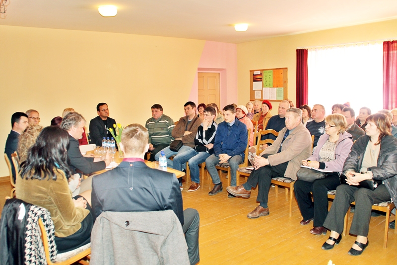 Uz tikšanos ar deputātiem bija ieradies kupls skaits īslīciešu. 
Autors: Uldis Varnevičs