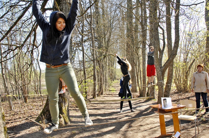 Misas vidusskolas komanda virvju trasi kokos paveica kā īsti profesionāļi, jo piedalās sporta tūrisma sacīkstēs.
Autors: Ivars Bogdanovs