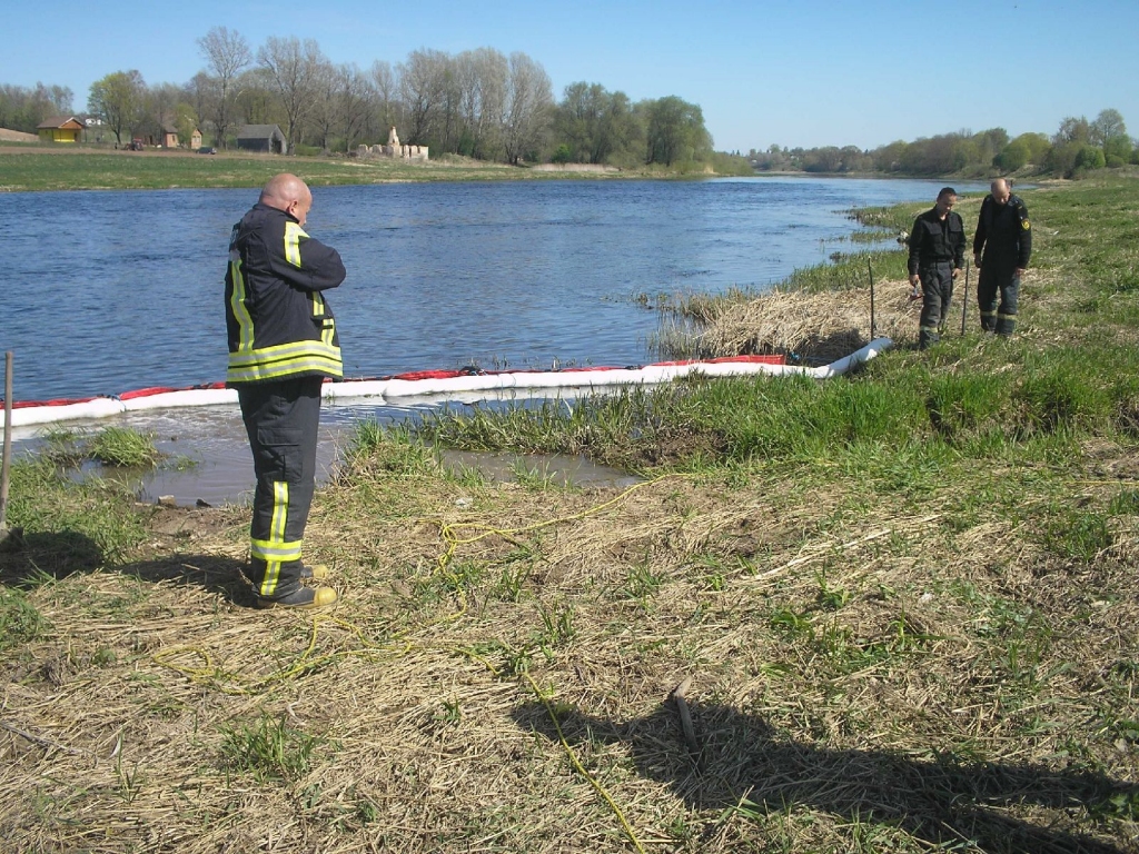 Apsekojot upes krastus, ugunsdzēsēji konstatēja, ka piesārņojuma cēlonis, iespējams, ir naftas produktu noplūde no nelegāla pieslēguma naftas vadam. Šobrīd uzņēmuma «LatRosTrans» pārstāvji kopā ar ugunsdzēsējiem glābējiem veic noplūdes vietas noslēgšanu, lai apturētu naftas produktu ieplūšanu upē. 
Autors: Valsts vides dienests