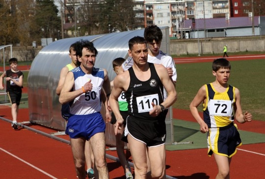 Ilmārs Saulgriezis (no kreisās) startēja veterānu sacensībās.
Autors: Ritvars Raits, lat-athletics.lv