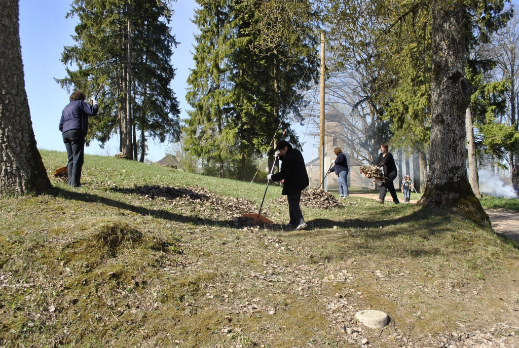 Stelpes skolas darbinieces čakli kopa estrādes apkārtni.
Autors: Antra Ērgle