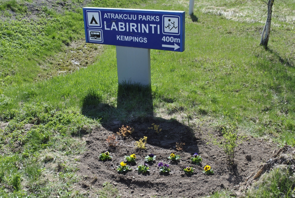 Pie norādes uz atpūtas centru «Labirinti» šosejas A7 malā izveidota tika dobe ar krūmiņiem un atraitnītēm.

Autors: Antra Ērgle