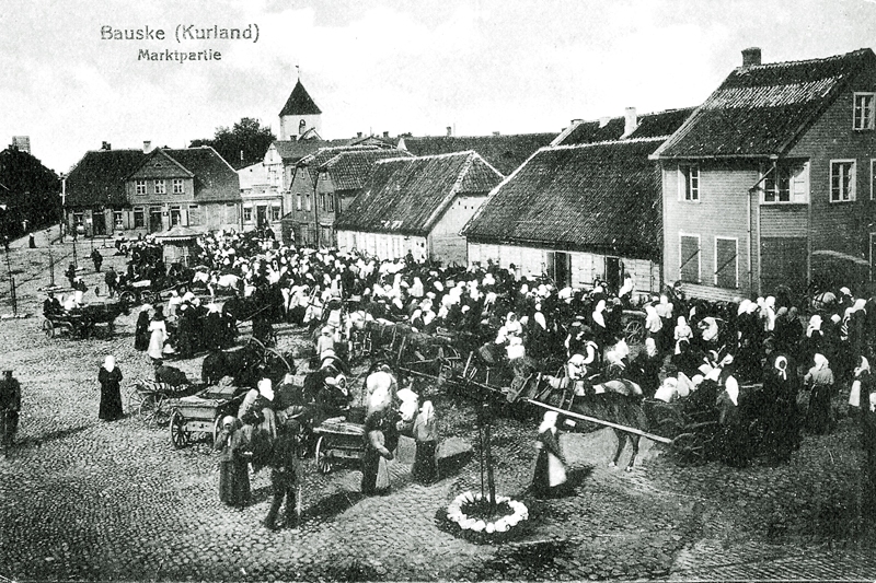 Tirgus Bauskā 20. gadsimta sākumā.
Autors: Foto no Bauskas novadpētniecības un mākslas muzeja krājuma.